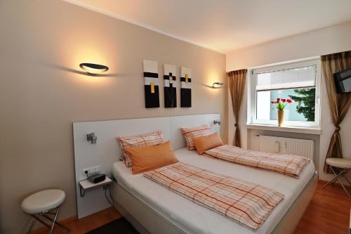 ゼーフェルト・イン・チロルにあるBerghaus Tirol - Luxus Apartementのベッドルーム1室(ベッド2台、窓付)
