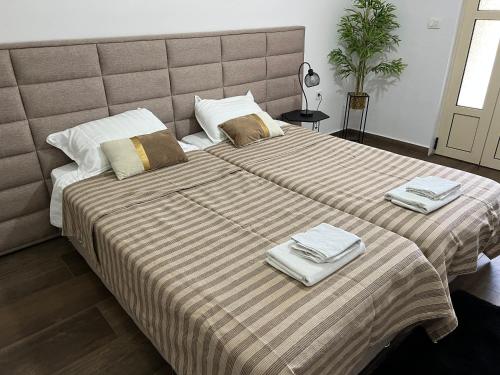 ein Schlafzimmer mit einem großen Bett mit Handtüchern darauf in der Unterkunft Studio apartment Vukcevic 2 in Podgorica