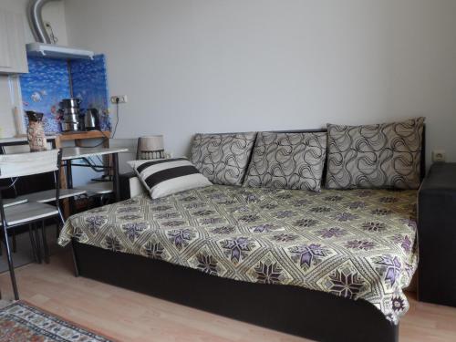 un sofá con cama en una habitación en Студия Несебър Форт Клуб, en Sunny Beach