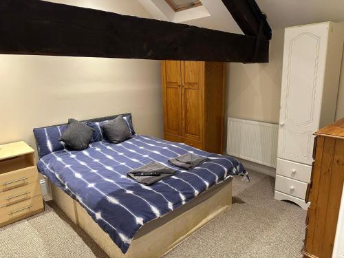 מיטה או מיטות בחדר ב-HOMELY APARTMENT IN THE CENTRE