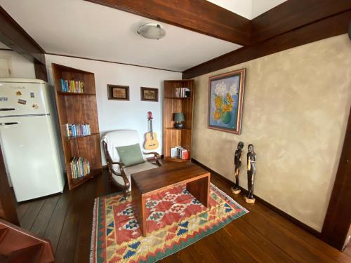 un salon avec une table et un réfrigérateur dans l'établissement Castle View Menthon, à Menthon-Saint-Bernard