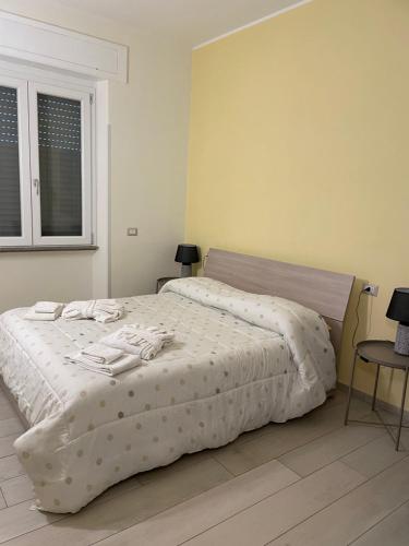 una camera da letto con un grande letto con lenzuola bianche di Rosy Bed&Breakfast a Terni