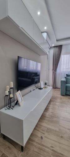 Una televisión o centro de entretenimiento en Apartman Ivkovic