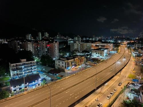 una vista de la ciudad por la noche con una autopista en The Sun 1 or 3BR Bayan Lepas 4 to 10 pax, en Bayan Lepas