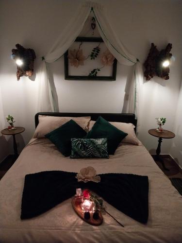 Un dormitorio con una cama y una bandeja. en Casa Odélia, en Almargem do Bispo