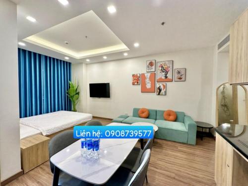 Televisyen dan/atau pusat hiburan di FLC SEA TOWER Quy Nhơn Apartment - XP Căn Hộ Hướng Biển