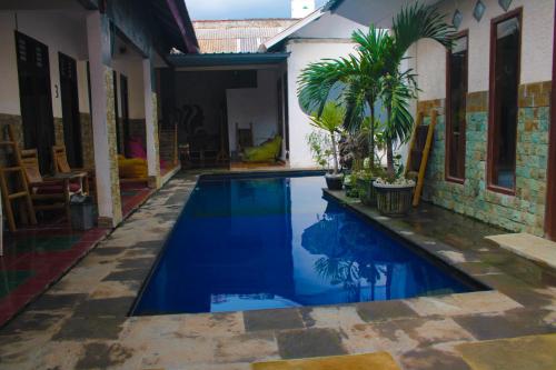 - une piscine au milieu d'une maison dans l'établissement Wahyu Gili 1, à Gili Trawangan