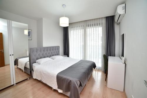 - une chambre avec un grand lit et une grande fenêtre dans l'établissement Kemer TAKSİM, à Istanbul