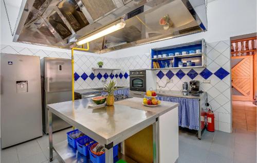 Küche/Küchenzeile in der Unterkunft Stunning Home In Cunski With Jacuzzi, Wifi And 3 Bedrooms