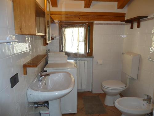 a bathroom with a sink and a toilet at Casa Carla Typ 3 in Crone