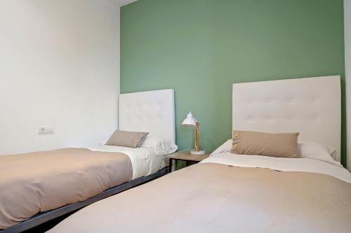 dwa łóżka siedzące obok siebie w pokoju w obiekcie Encantador apartamento en El Delta del Ebro-Apartaments Iaio Kiko w mieście El Lligallo del Gànguil