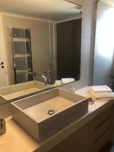 baño con lavabo y espejo grande en Sea View House Voula en Atenas