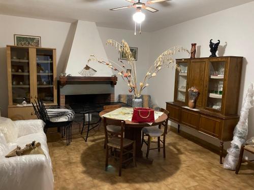 ein Wohnzimmer mit einem Tisch und einem Klavier in der Unterkunft Villa vista mare in Maierà