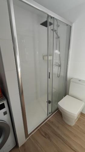 a bathroom with a shower and a toilet at Excelente Bungalow en Maspalomas in San Bartolomé