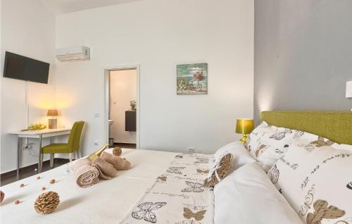 1 dormitorio con cama blanca y cabecero verde en Cozy Home In Naselje Muzini With Wifi, en Tomišići