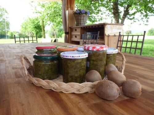 een mand gevuld met potten augurken op een tafel bij BRITAVIT in Saint-Avit-Sénieur