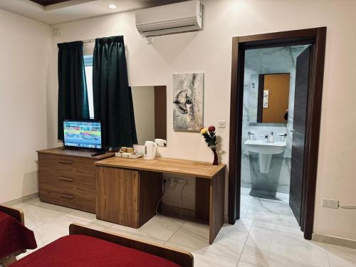 een badkamer met een bureau en een wastafel bij Seaside Accomodation in Marsaskala