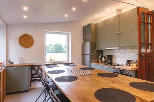 Zdjęcie z galerii obiektu LA CABANE D'HARMONY ÎLE CHAMBOD 4 chambres w mieście Echallon