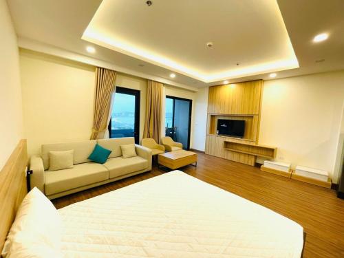 uma ampla sala de estar com uma cama grande e um sofá em FLC Sea Tower Quy Nhơn - VIP HOUSE em Quy Nhon
