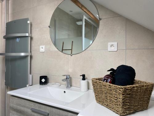 uma casa de banho com um lavatório e um espelho em Cocon Pontissalien em Pontarlier