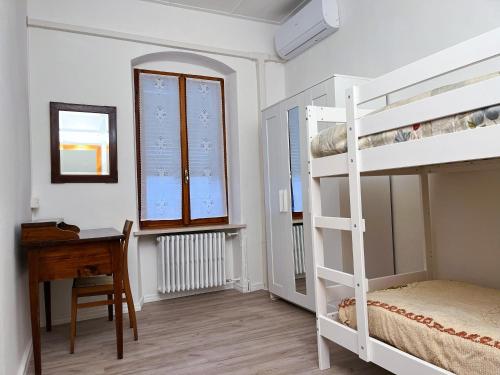 een slaapkamer met 2 stapelbedden en een bureau bij Casa del Ciliegio in Valeggio sul Mincio
