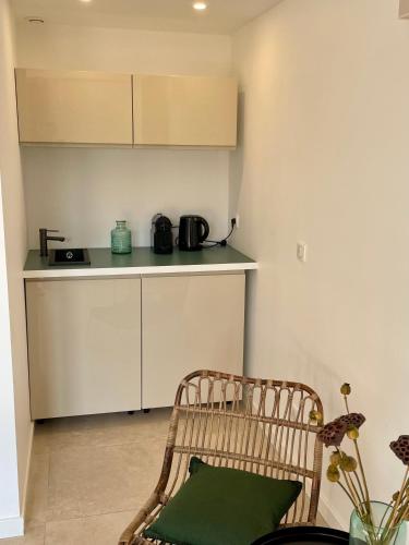 Una cocina o cocineta en AQUARIUS IN CASSIS, Chambres d'Hôtes
