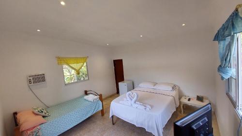 ein kleines Zimmer mit 2 Betten und einem Fenster in der Unterkunft El Zumbito in El Valle de Antón
