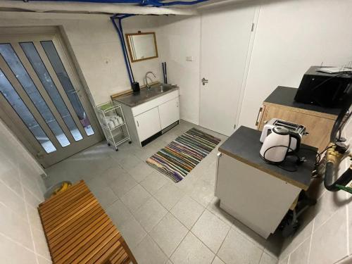 einen Blick über eine Küche mit einer Theke und einer Spüle in der Unterkunft 1 oder 2 Monteurzimmer nahe Flughafen in Rüsselsheim