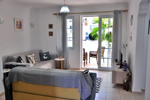 een woonkamer met een bank en een tafel bij Hisarönü Love Vacation Apartment in Fethiye