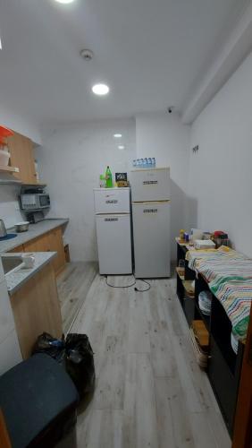 a room with a kitchen with a counter and a floor at Residencial Condado in Faro