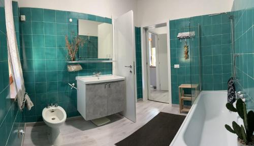 bagno con vasca, lavandino e servizi igienici di Casa Vacanza Paradise 2 a Marina di Campo