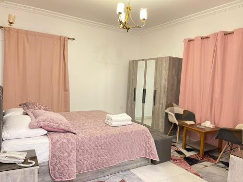 Katil atau katil-katil dalam bilik di Reef Zefta Hotel