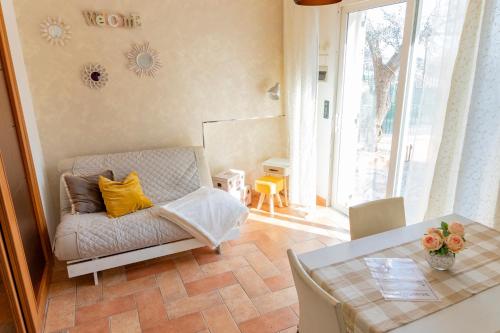 Ruang duduk di Leto's APARTMENT in Sanremo - parking & garden