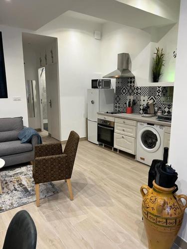 une cuisine et un salon avec un canapé et une table dans l'établissement Le Phare de la Ciotat, à La Ciotat