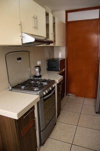 Dapur atau dapur kecil di Hermoso Departamento dentro de un Condominio