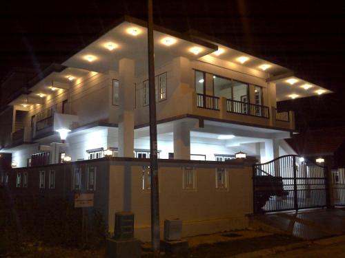 un edificio con luces por la noche en Formula One Bed and Breakfast F1 Sepang KLIA KLIA2 Kuala Lumpur International Airport Transit en Nilai