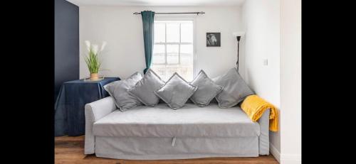 una sala de estar con un sofá blanco con almohadas en Studio - City Centre WV1 en Wolverhampton