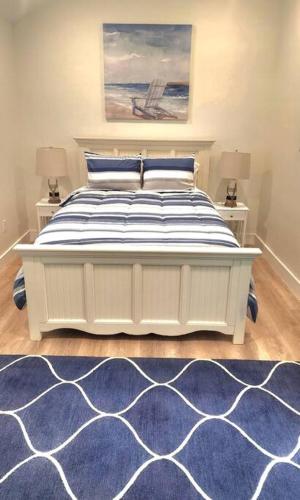1 dormitorio con cama blanca y alfombra azul en Retreat into relaxation sanctuary Saint Augustine en Saint Augustine