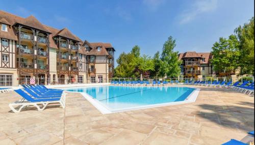 Bazén v ubytovaní Le Birdie 2102- Bel appartement pour 4 dans Résidence Golf avec piscine alebo v jeho blízkosti