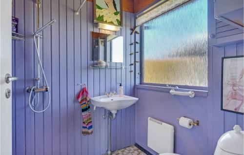 Baño púrpura con lavabo y aseo en Beautiful Home In Vejby With Wifi, en Vejby