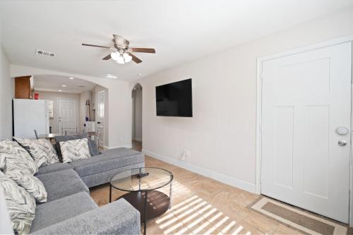 sala de estar con sofá y ventilador de techo en Pristine & Exquisitely Designed APT 7 Min From TX Med Center, en Houston