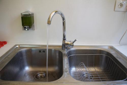 a kitchen sink with water coming from a faucet at Μικρό Ανάδιο in Kapsali
