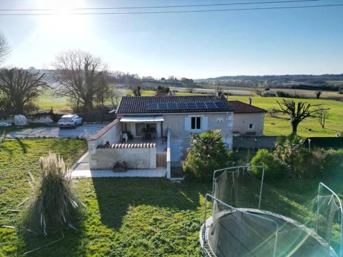 una casa con paneles solares encima en Authentique maison en pierre de 160 m2 au calme, en Reignac