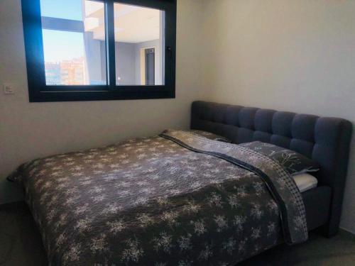 uma cama num quarto com um espelho na parede em Residencial Alegria 12 em Torrevieja