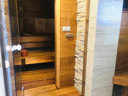 uma sauna com painéis de madeira e uma porta de vidro em Residencial Alegria 12 em Torrevieja