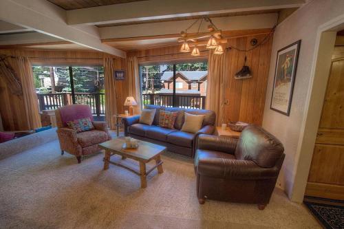 サウス・レイクタホにあるRocky Top Retreat homeのソファと椅子とテーブルのあるリビングルーム