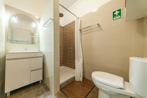 een badkamer met een toilet, een wastafel en een douche bij VAUMAR HOLIDAY RENTALS - BEACH & POOL in Portimão
