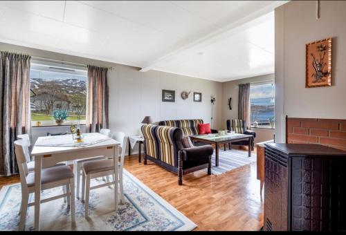 una sala de estar con un sofá y una mesa en Charming holiday home, en Tromsø