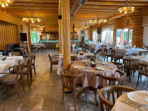 uma sala de jantar com mesas e cadeiras num restaurante em Resort Mezini em Ersekë