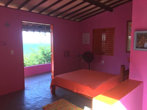 1 dormitorio con cama y ventana en Pousada Miau Miau en Icapuí
